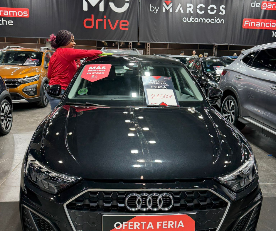 Trabajadora de turbo tapizados limpiando el coche en la feria de automóviles en Valencia